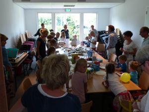 De kinderen maken muziek instrumenten